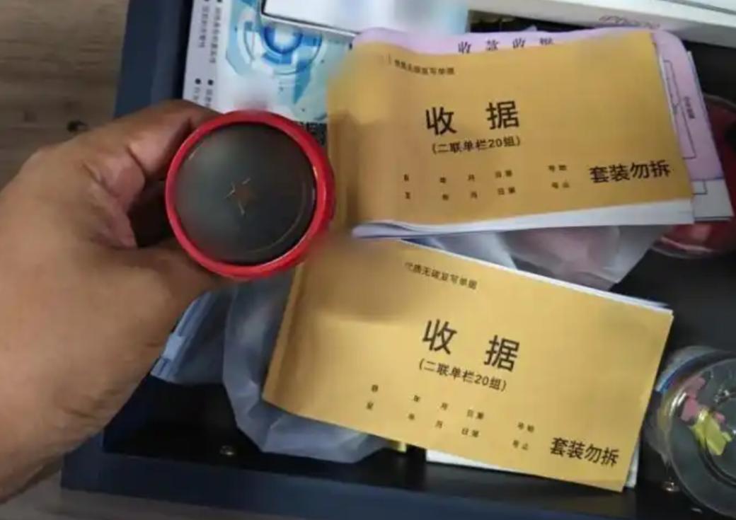 太坑人了！8月28日报道，上海，一老伯搬家，和商家谈好1300元全包，结果工人上