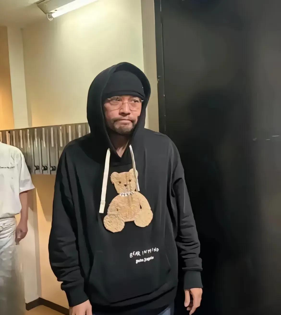 周杰伦就是属于自己不帅气，但是总是感觉自己很帅气的人。
