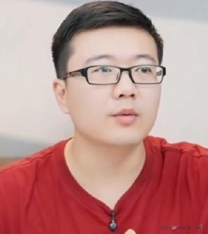 莱维怒了：前三场比赛，黄友政资格赛一轮游，澳门冠军赛凭什么把外卡给他？当然莱