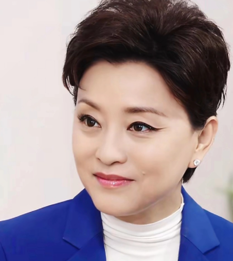 一向低调的杨澜突然在社交平台高调发文字字句句都是感同身受和清醒，更有一种大气凛