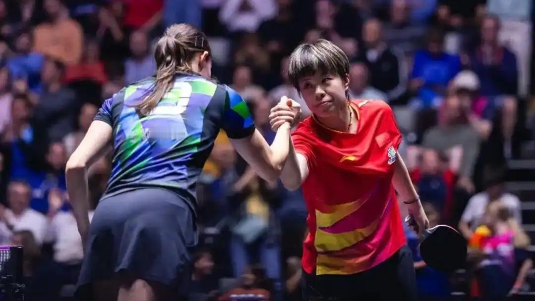 王艺迪拿下冠军回头看身后，除了教练徐辉，止步八强的陈熠外，只有队医和体能，偌大的