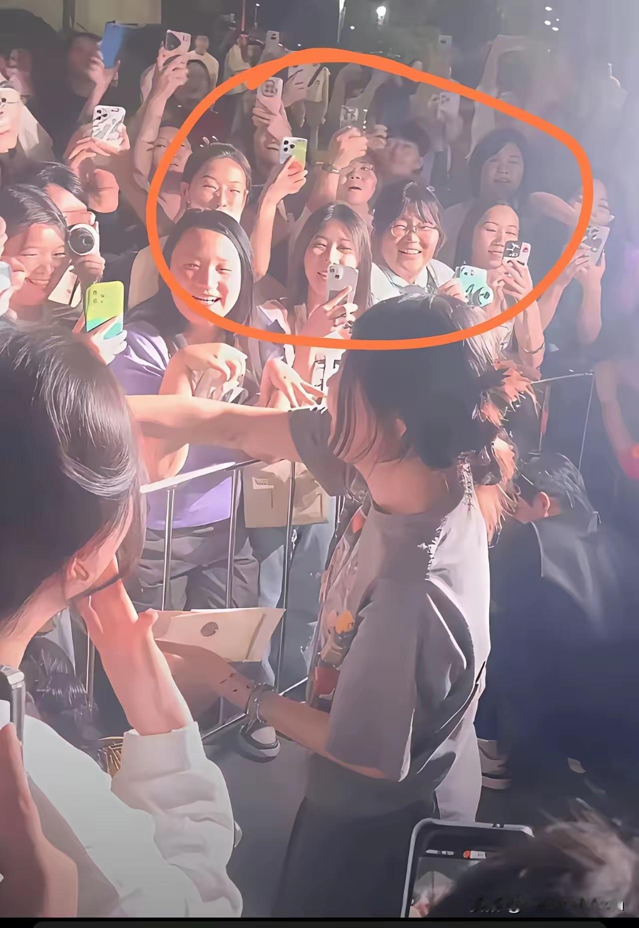 据说是杨笠粉丝群。真的对应了杨笠那句名言“那么普通却那么自信”。我看看都是什么样