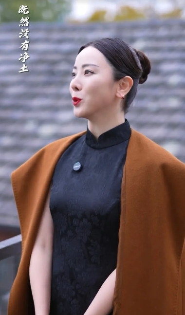 央视第一美人也难逃中年发福，离开央视后放松了吗？感觉胖了，尤其是穿上紧身旗袍，身