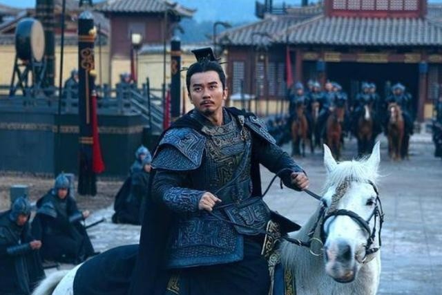 291年，晋武帝尸骨未寒，晋军闯入丞相府上，将杨骏夷灭三族。作为晋武帝的岳父，晋惠帝的辅政大臣，杨骏
