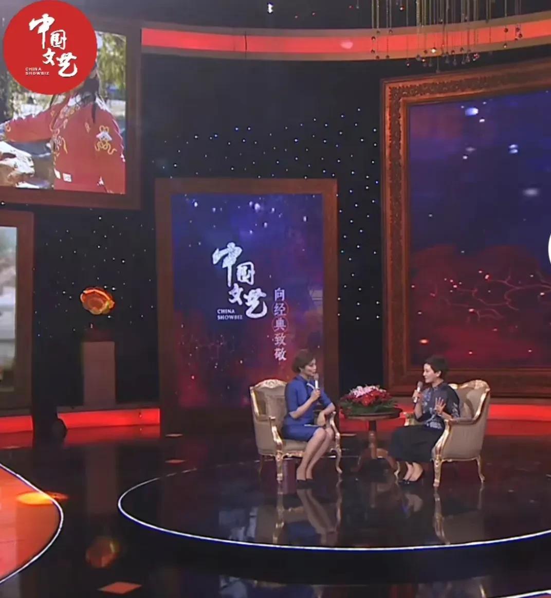 演员邓婕说：“我在演完《红楼梦》后，有次和朋友们出去吃饭，饭桌上还有一些之前不认