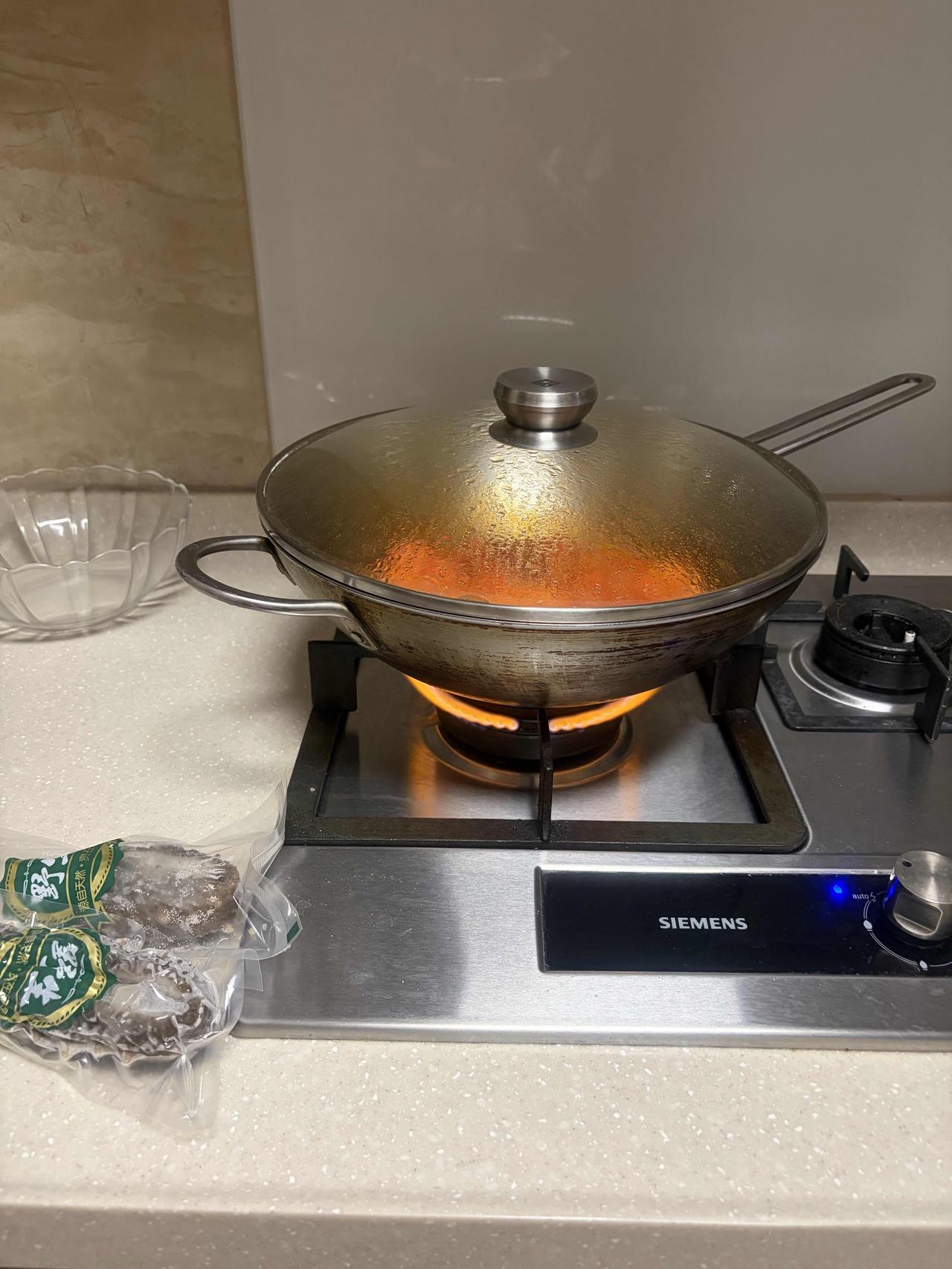 外孙读高一，每天早上六点出门去上学，我要提前一小时给他做饭，今天是这学期最后一天