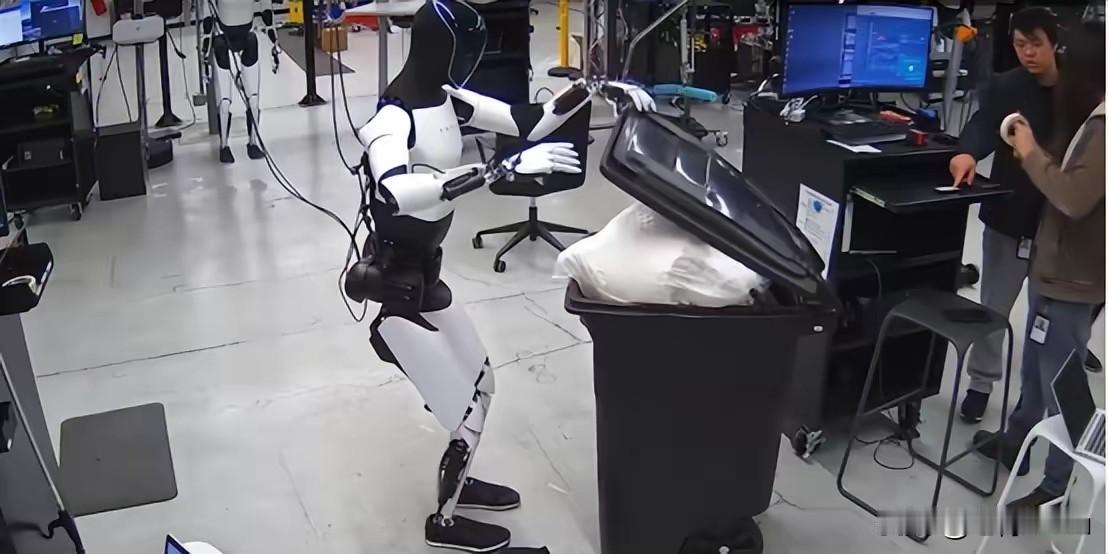 特斯拉造机器人应对产业内卷寻找第二增长曲线特斯拉Optimus原型机在工厂用