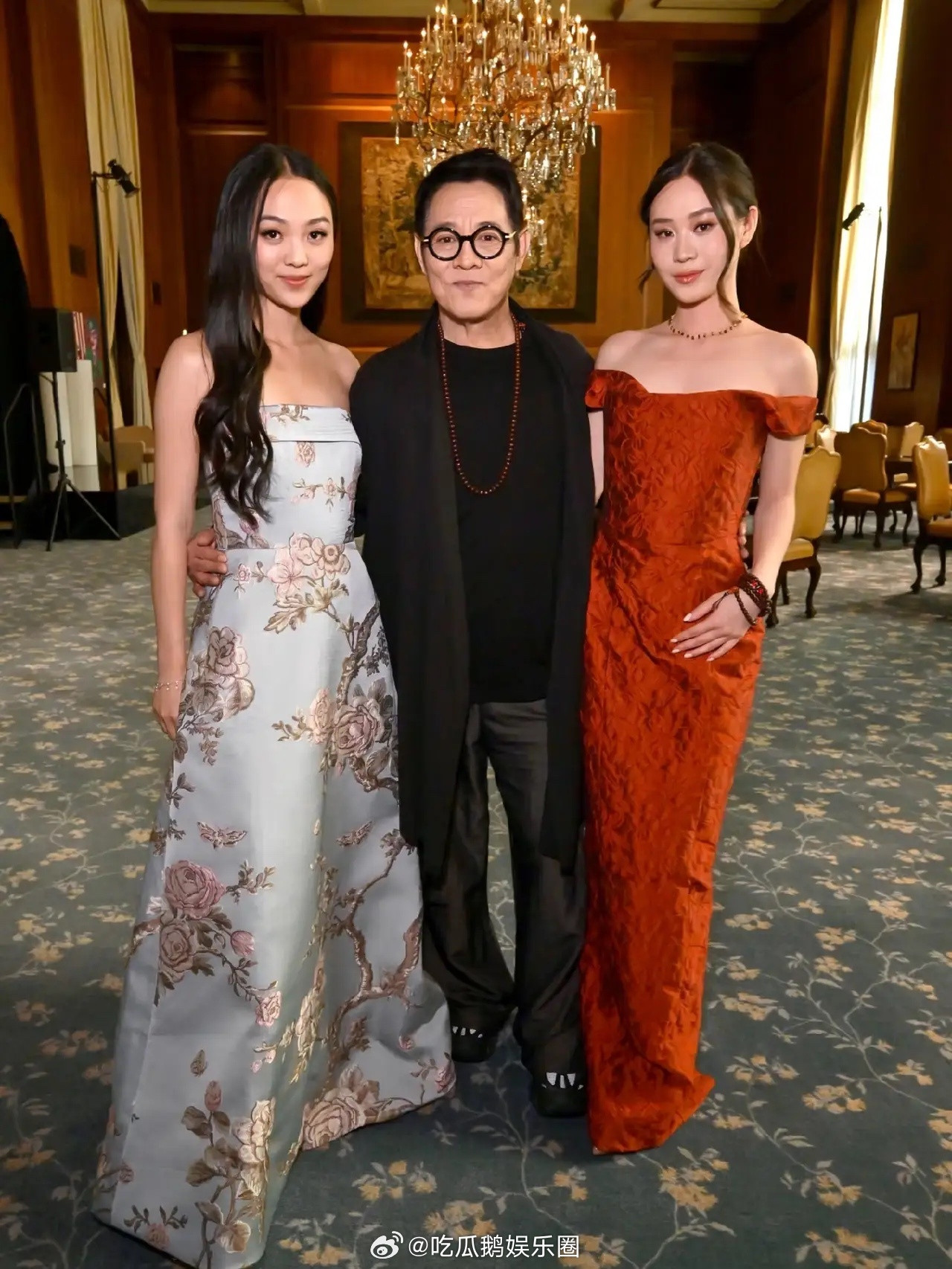 李连杰大女儿晒照，姐妹俩陪老爸出席活动！还有和谷爱凌合影，自信大方，一看就是见过