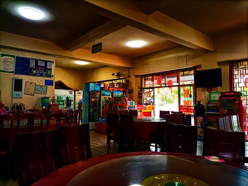 “人不要脸，天下无敌！”云南丽江这事儿，真让人哭笑不得。女子带12人去饭店吃饭，