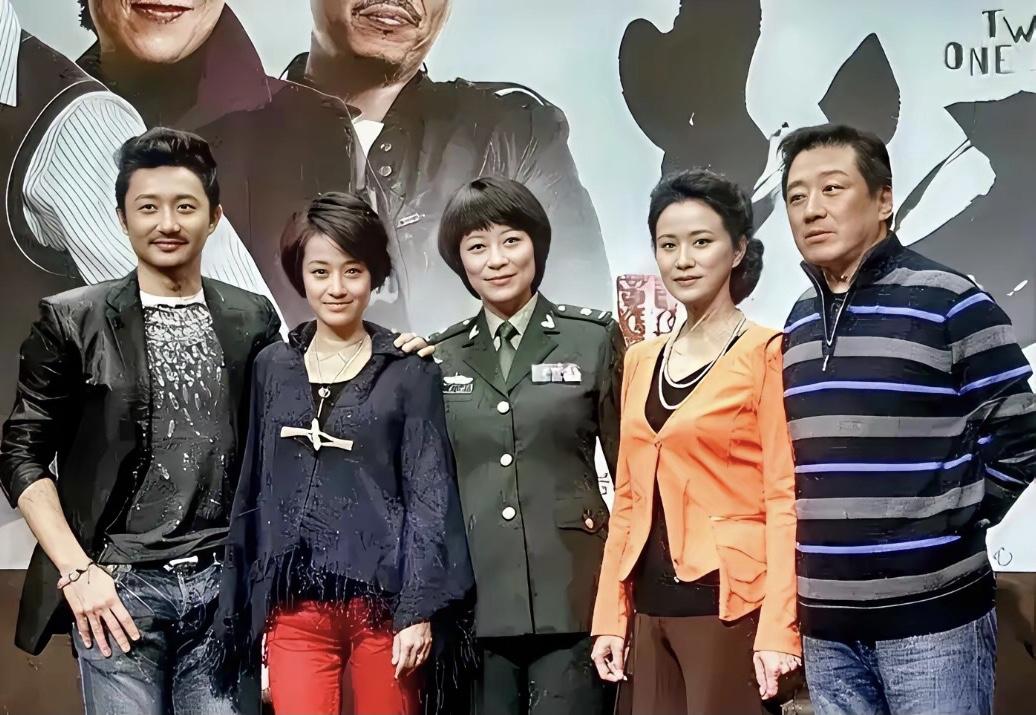 这张明星的合影里面，多数人能够认出丁勇岱和岳红这两位老戏骨，他们出演过很多令人难
