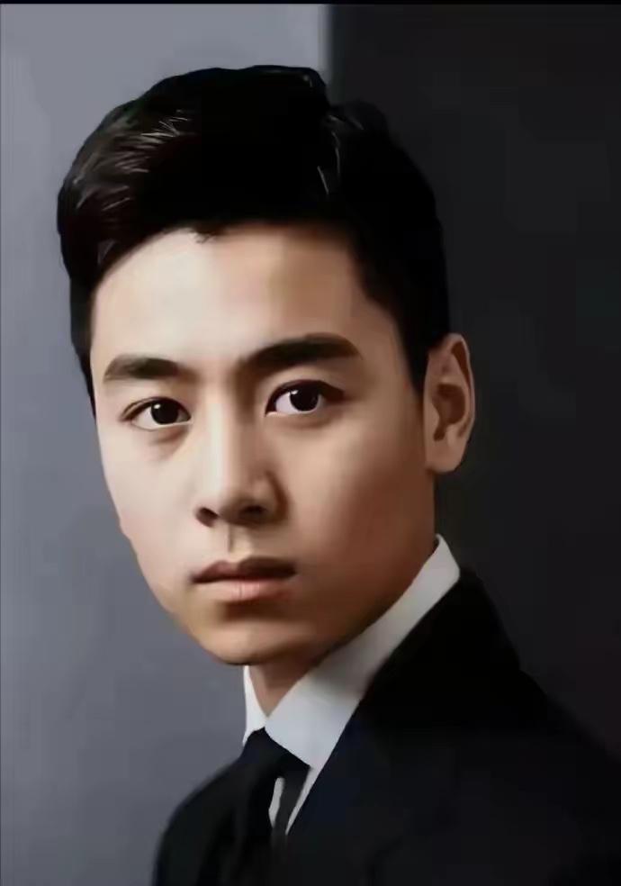 这张定格青年周恩来的照片，百年后看依旧夺目——不是只靠眉眼俊朗，而是那穿透岁月的