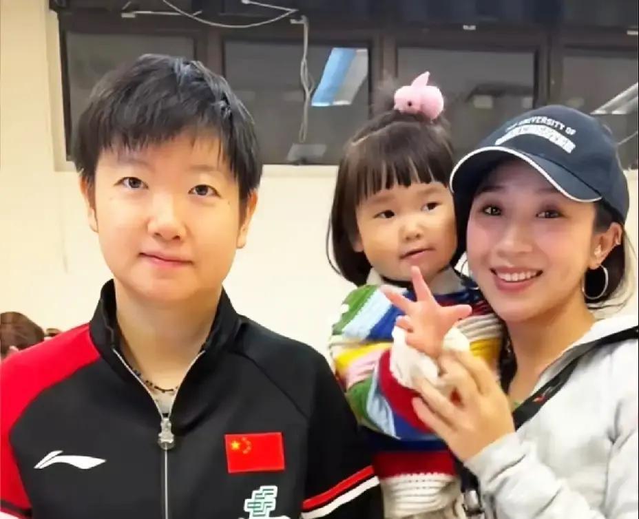 黄镇廷把4岁闺女带进香港总决赛内场，小丫头扎个丸子头，见谁抱谁，逮住孙颖莎就唱小