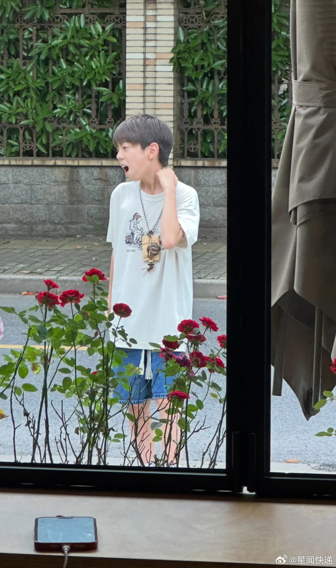 咖啡店偶遇甜馨嗯哼网友在咖啡店偶遇甜馨和嗯哼了🥹小时候看《爸爸回来了》的娃都长