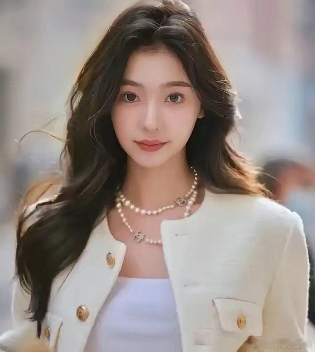 42岁的音乐才子和28岁的网红美女，胡彦斌和易梦玲的恋情上热搜。16岁年龄差距，