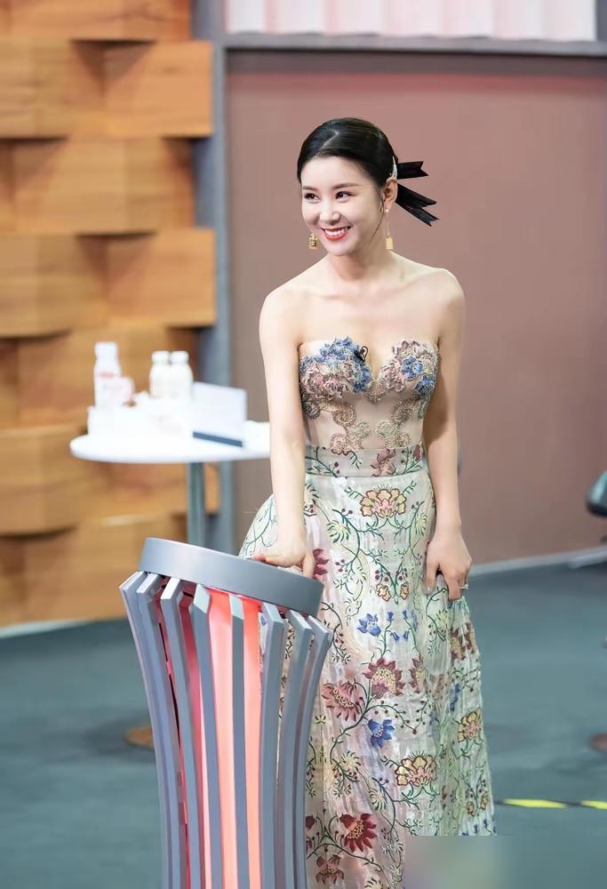别再替王雷李小萌的婚姻操心了。我告诉你，他们的恩爱不是演给镜头看的，是演给商