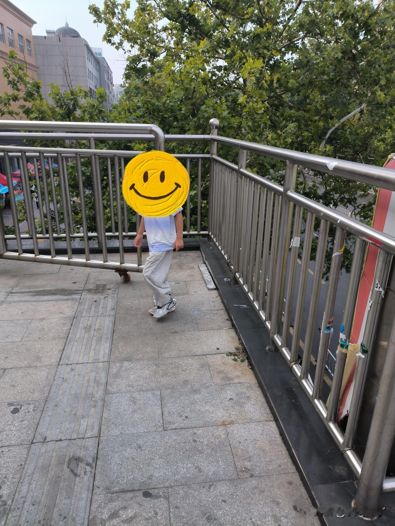 今天正式开学了，小孙子该上一年级了。因为我在老家住，自从小孙子上幼儿园，我就没有