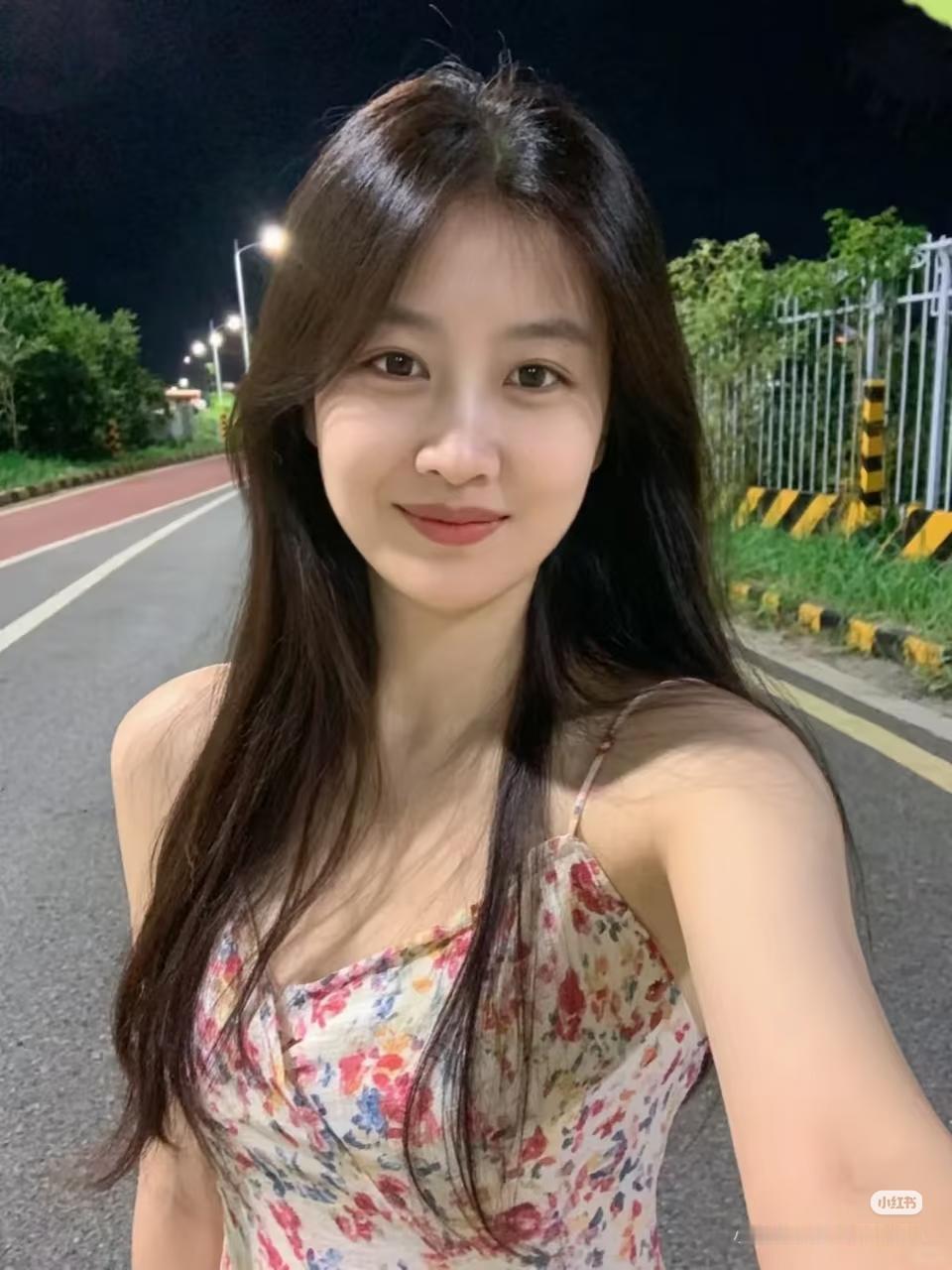 夜色笼轻纱，花影映人娇。