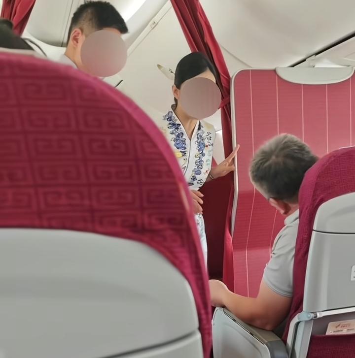 一男的坐飞机，花150块升了个舱，换到前排宽座位。发餐时他发现旁边人都有吃的，就