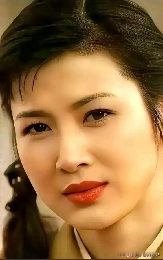 她美的不知道怎么形容了，肤白貌美，唇红齿白，美貌如仙，珠圆玉润，说的就是她，曾