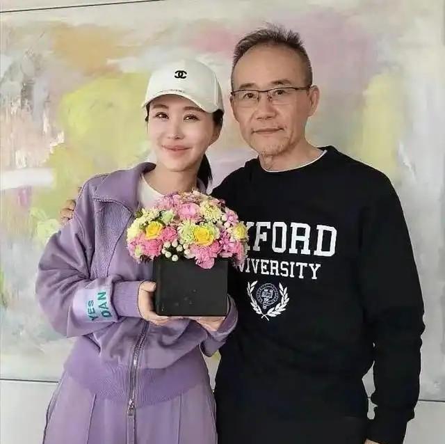 74岁王石深夜归家，44岁妻子一句话让他破防。“今天还回来吗？”电话那头，