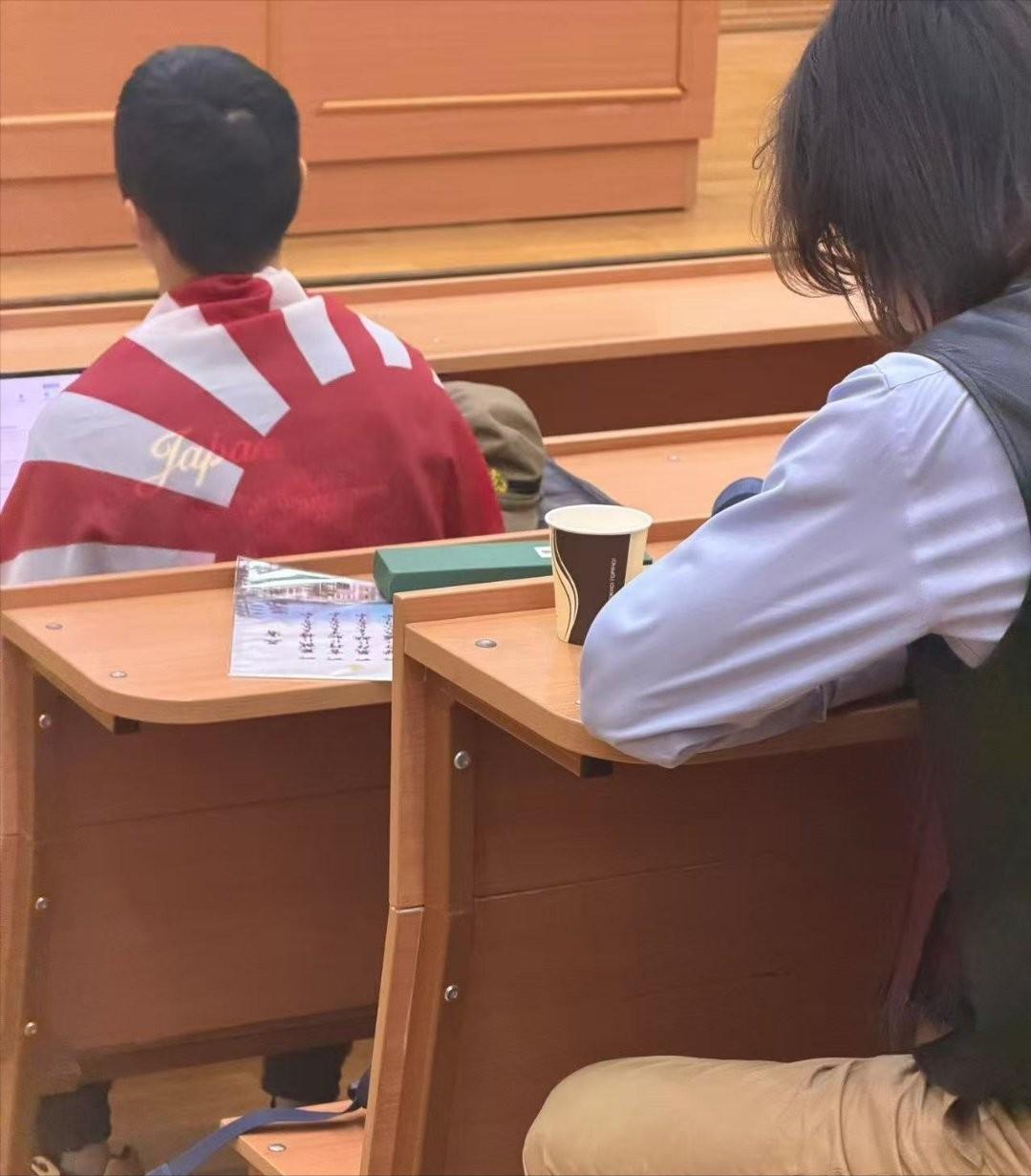 昨晚临睡之前，网上突然冒出来一条爆料，到今天上午已经转得到处都是。爆料的源
