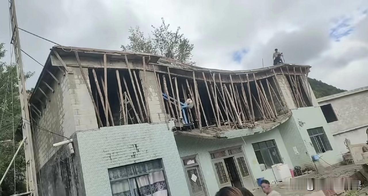 这房子建成这样，到底该谁负责呢？是房主负责还是施工队负责呢？目测房子已经成为