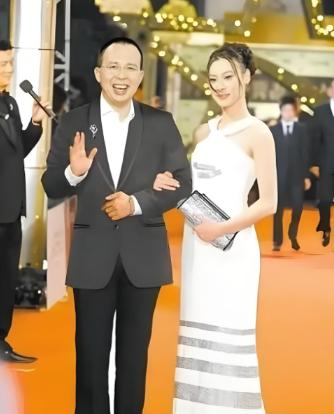 当年41岁的李泽楷爱上了19岁的梁洛施。一个如狼似虎，一个年轻体健，2年内竟然添