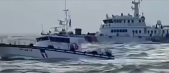 大陆海警船进入金门海域巡逻，台海巡急的在无线电里直吼，奈何吨位差距悬殊！12月1