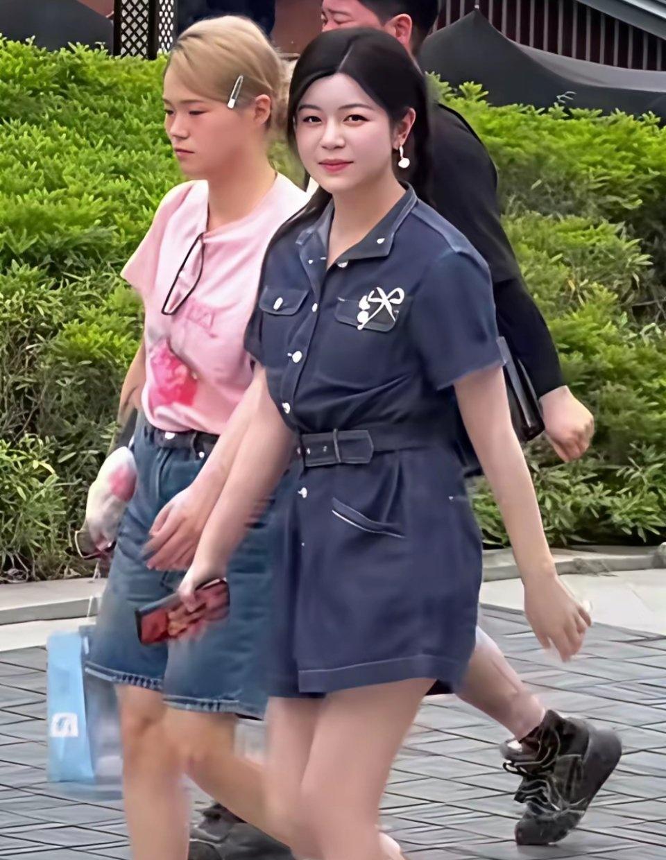 远看陈妍希很普通，像个路人，近看还是漂亮，皮肤好，娃娃脸不显老​​​