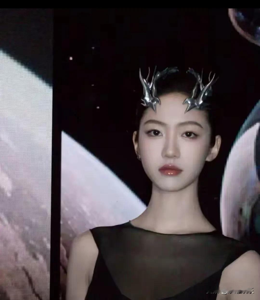 开年第一瓜！向涵之被曝与周奇恋情，家门口拥抱被拍。网友刚想磕，网红就晒出聊天记录