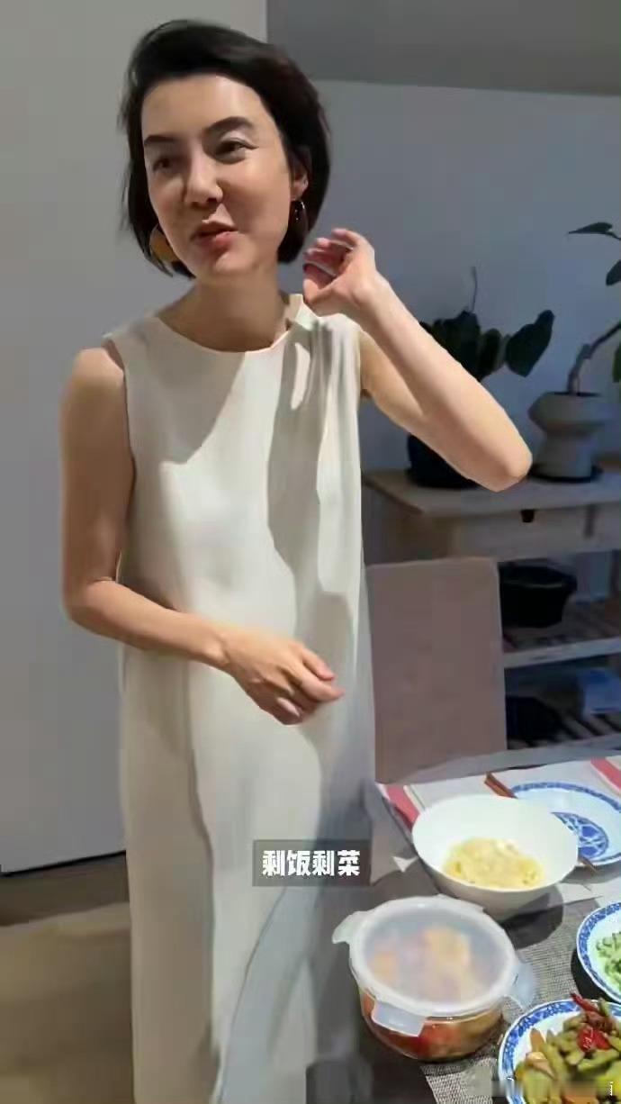 43岁车晓离婚后好割裂啊！在北京别墅庆生，却用剩菜剩饭招待闺蜜