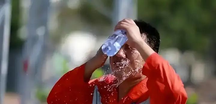 ·央媒预警！多地的地表温度高达60℃，“致命高温”将打破纪录，世界气象组织也预测