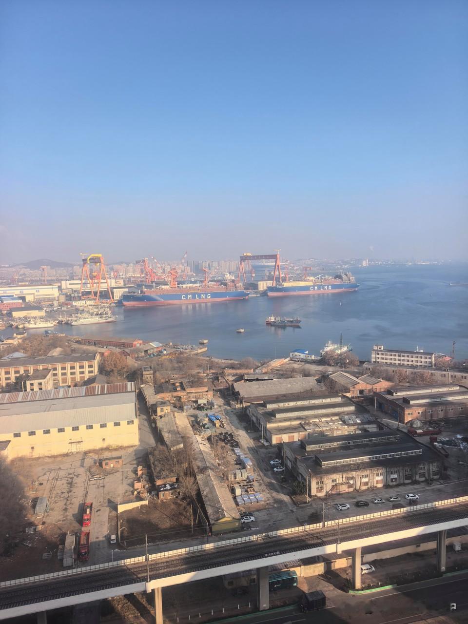 这对吗？这才合拢几天就要焊接屁屁了达利安造船厂舰艉分段流出，结合这建造节奏来