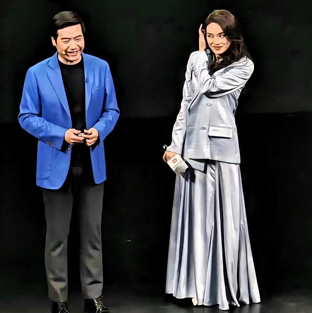 谁能想到，身价万亿的雷总和顶流女神舒淇，同台竟都害羞到不敢对视。一个手握商