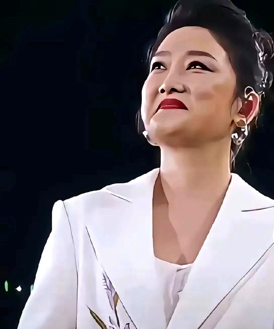 照片中这个女歌手才44岁，身材和脸蛋发福严重，但她年轻的时候，竟然长得这么漂亮？