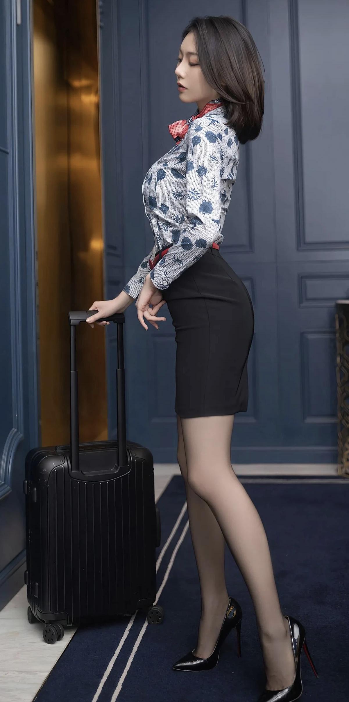 忙碌了一天，下班啦，喝点小酒微醺职场穿搭怎样更显女人味?人活一辈子，金钱与健康