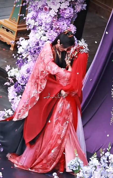 李兰迪飞扑到何与怀里李兰迪何与大婚戏拥抱转圈被这段路透狠狠戳中！两人拥抱转圈行云