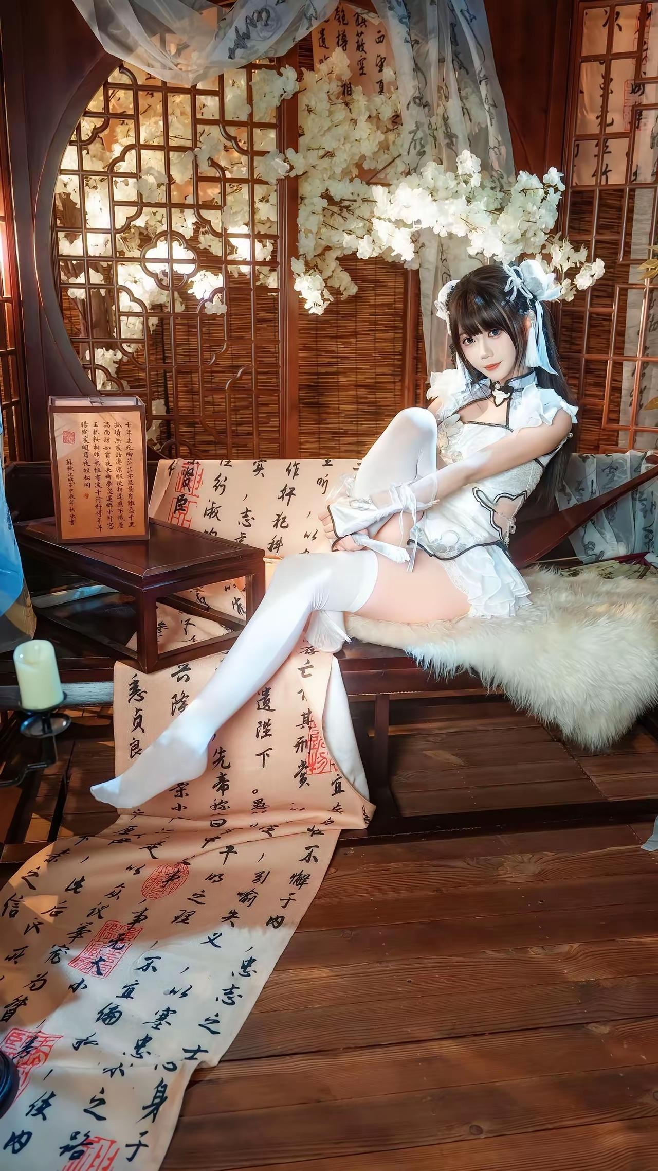 日式和风茶室，萌妹坐榻上，古风韵味十足。