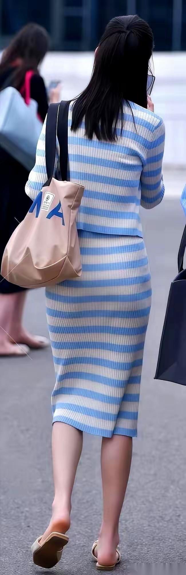 谢谢邀请，试对下联：上联：月映荷塘秋色艳，下联：烟笼柳岸晚风柔。上联“