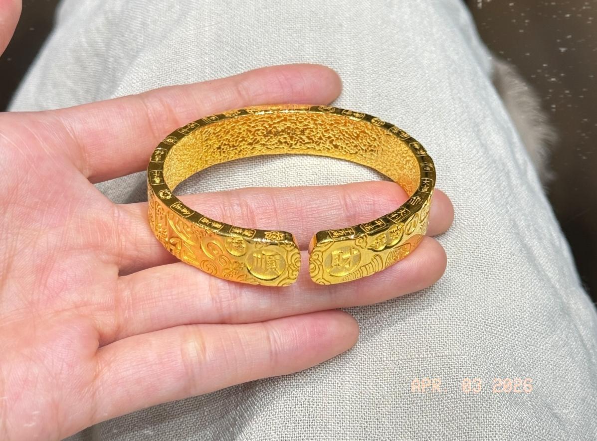 手里拿着黄金的，现在估计个个都愁得头都大了。今天下午3点国内大盘就休市了，