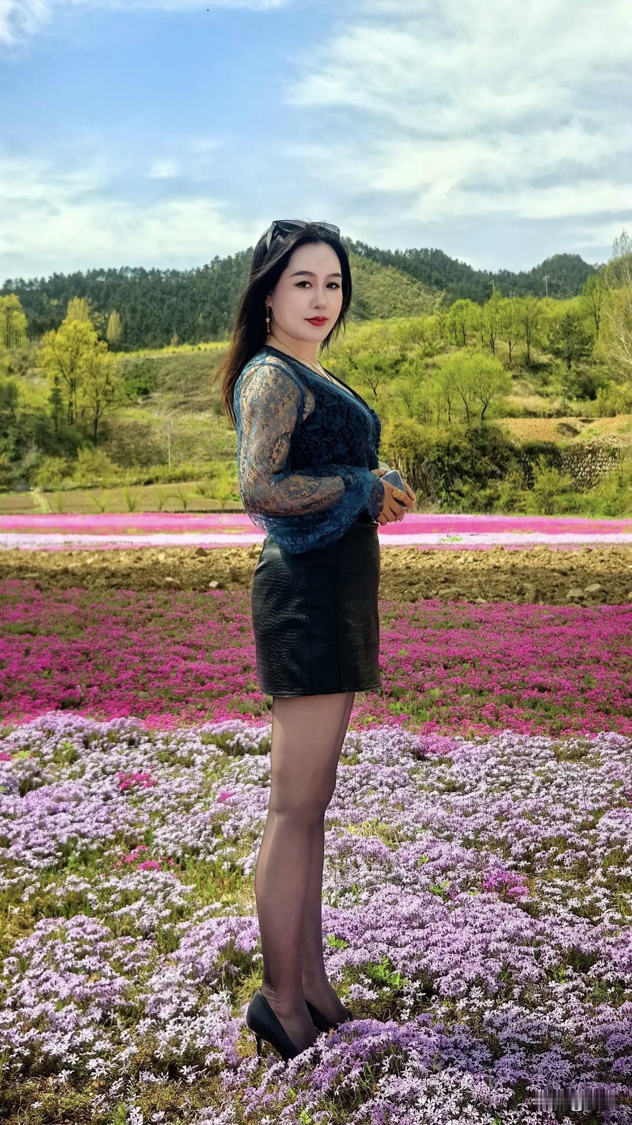 分享今日的生活一个美女在花田里拍照，好美！