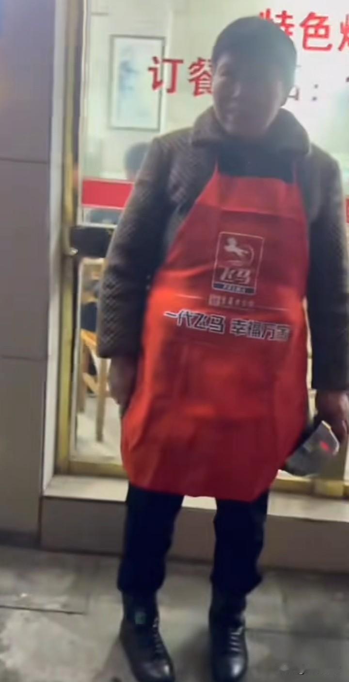 第二个霍老板，东北辽宁一大哥到四川乐山一家面馆吃饭，招牌上明确写着“免费加面”，