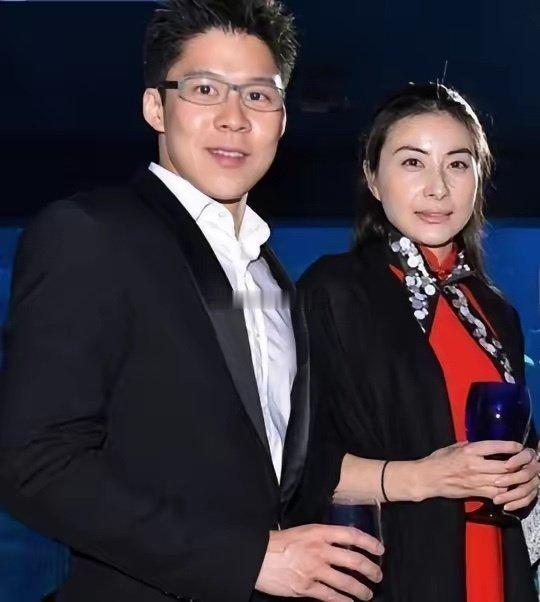 2000年，霍启刚第一次带女友回家。朱玲玲只看了一眼，便说：“你们不合适，分了