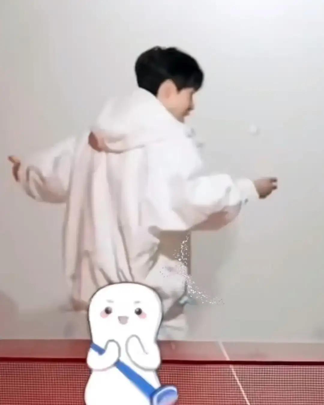 王楚钦给沐浴露拍广告，镜头里全是逆光侧脸、水珠滑腹肌，产品瓶身一闪而过，弹幕齐刷