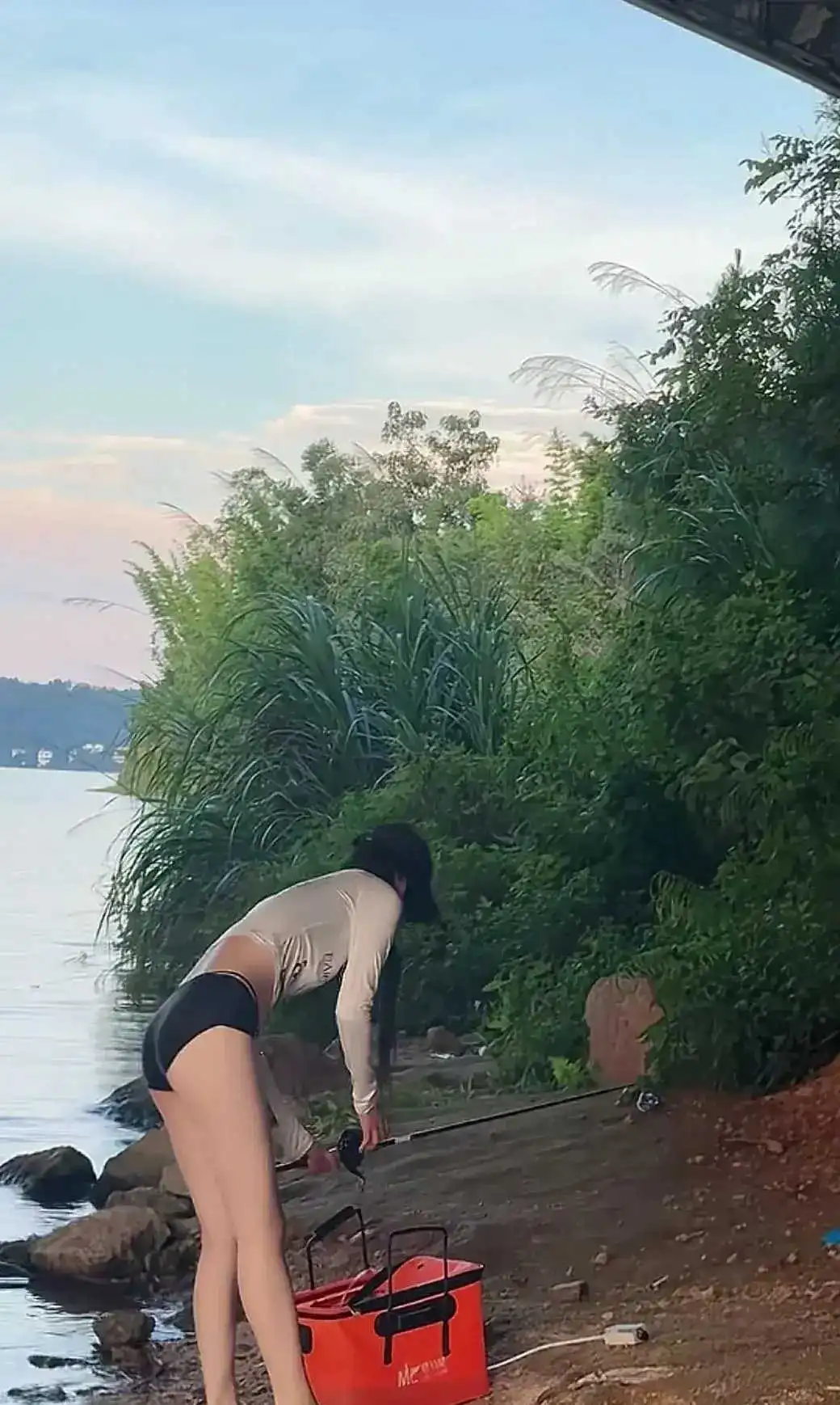 河边钓鱼的一幕，不得不说，小姐姐心真大啊。
