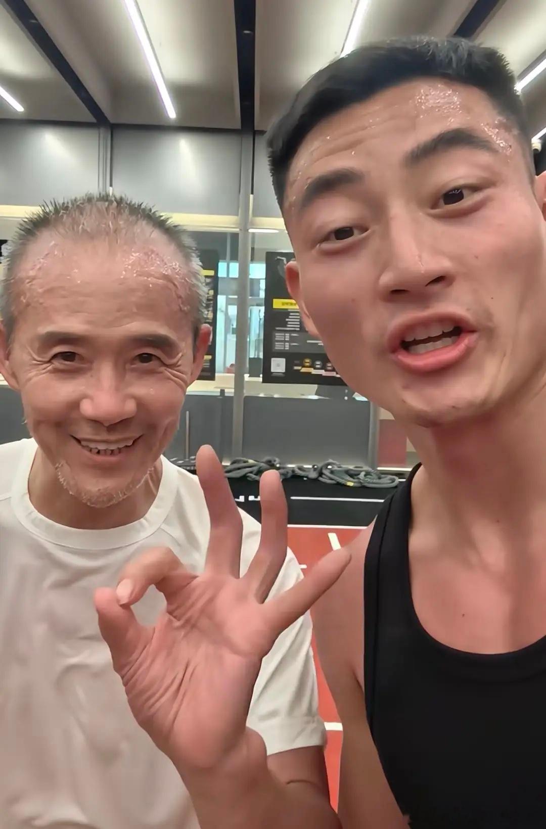 75岁王石再次挑战体能极限，在运动完之后，和健身教练一起比赛泡冰浴，他躺在浴缸里