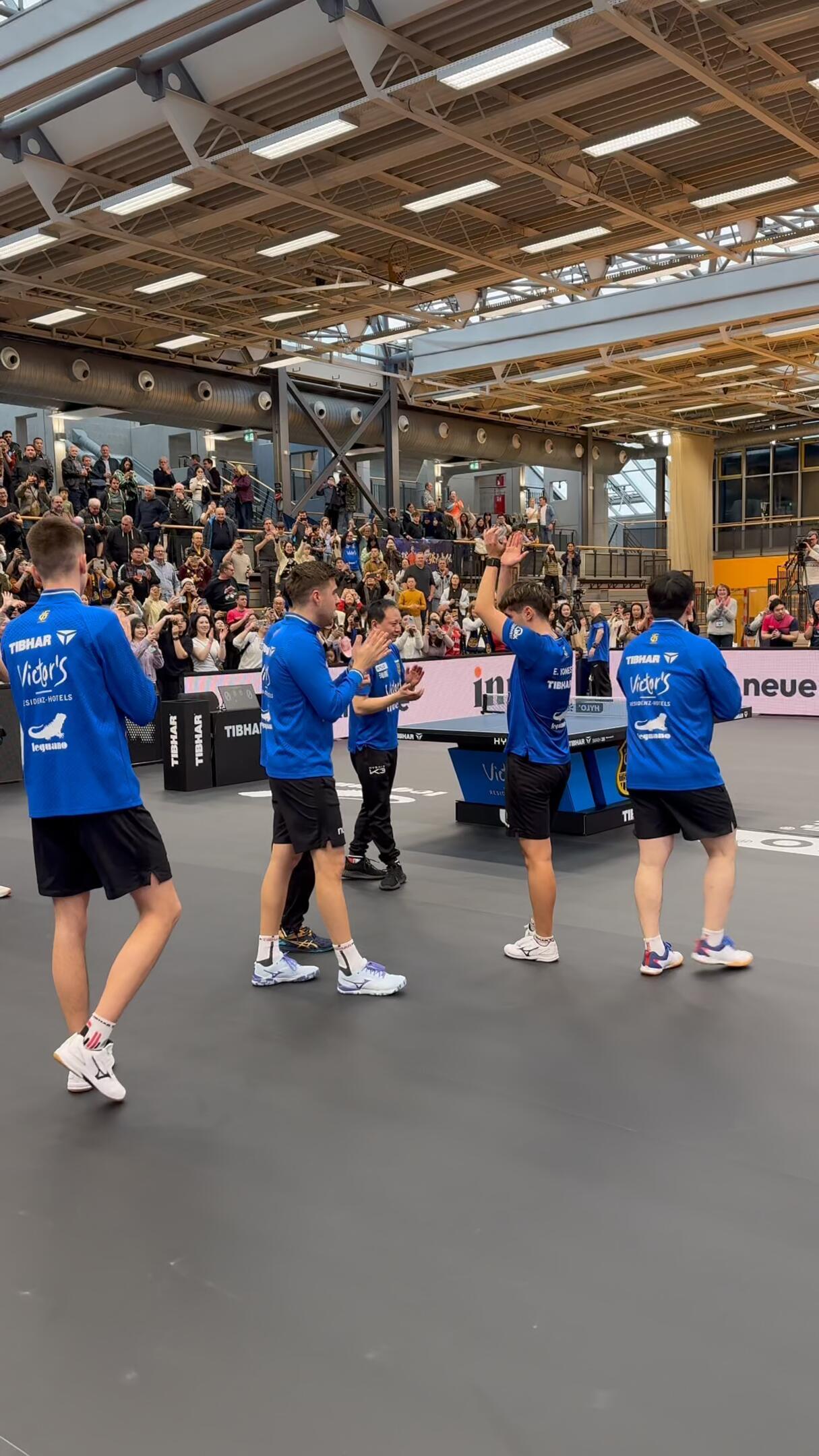 振东比赛结束，原来队友都看着他跑向娘家人，真的好让人感动，真心希望他好！樊振东