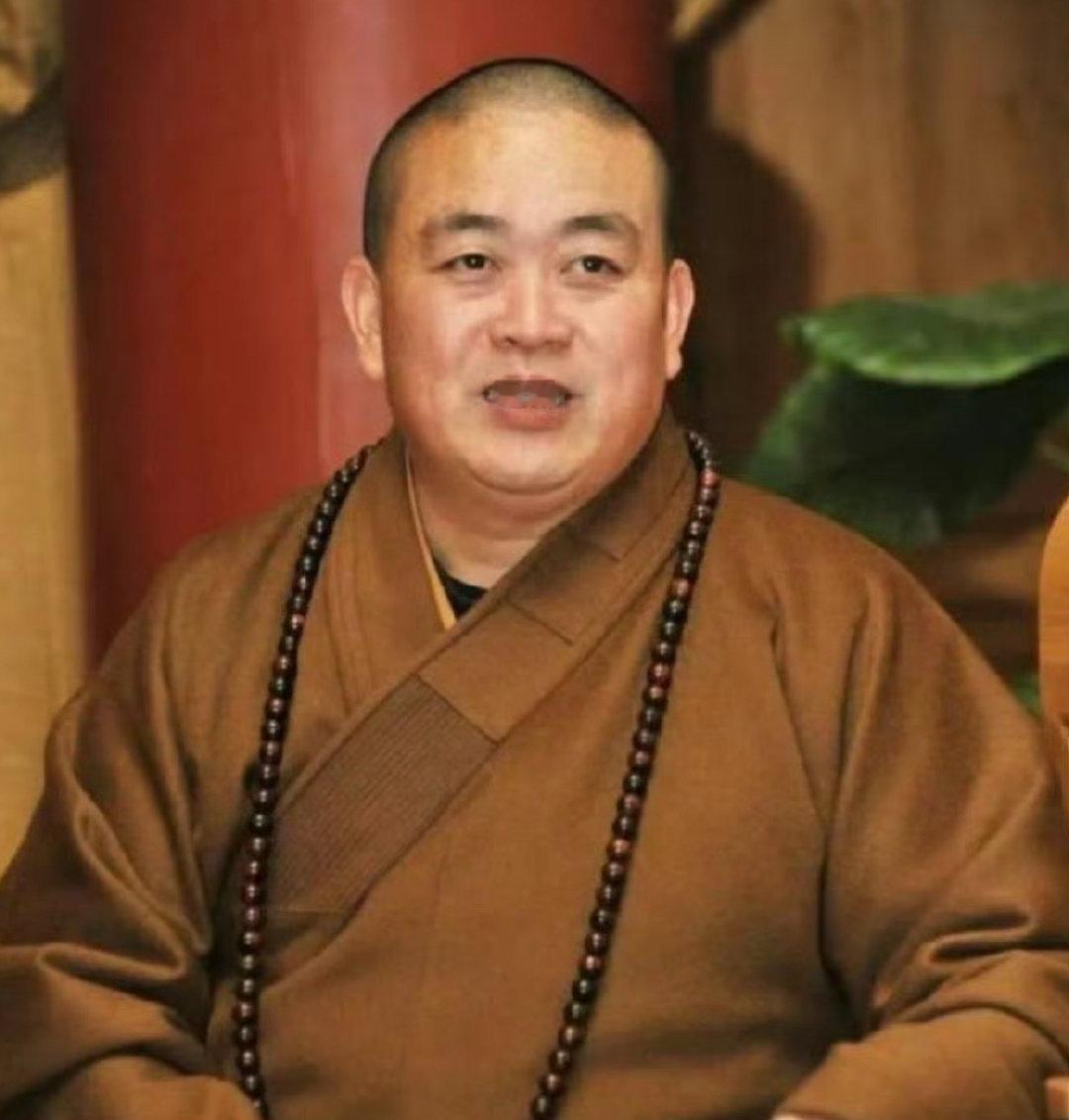 《致释永信》你坐在方丈室的檀木椅上，手指摩挲着那串沉香佛珠，眼神却飘向窗外的