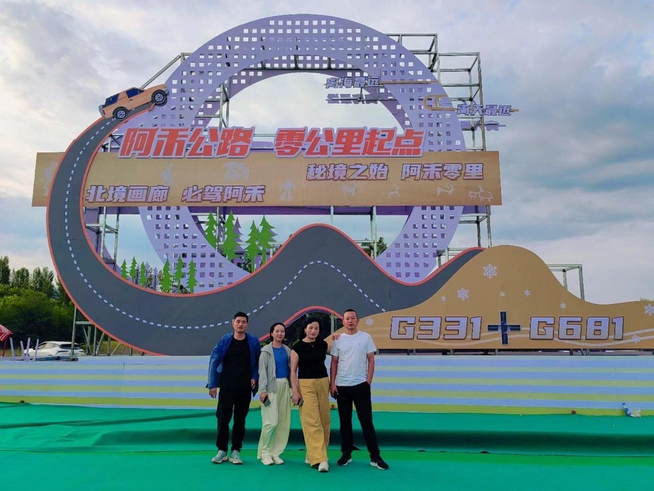 🌄清晨被金黄阳光唤醒，在阿勒泰的晨光里，雪山都成了淡淡的奶油色。驱车前往阿禾公