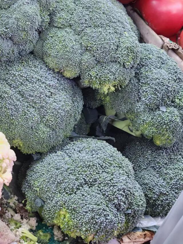香蕉的营养价值及与蔬菜搭配的食用的方法，你知道吗？香蕉富含钾、膳食纤维和维生素
